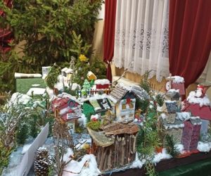 Makieta wioski bożonarodzeniowej.