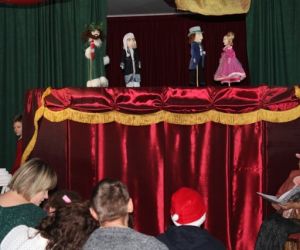 Kukiełki w przedstawieniu teatrzyku kukiełkowym.