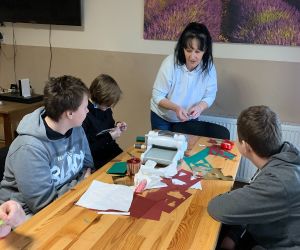 Pani z KGW opowiada o twórczości lokalnej