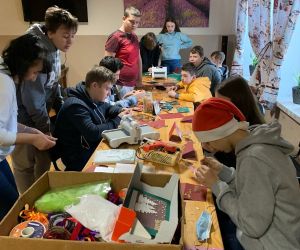 Uczniowie w trakcie wykonywania kartek świątecznych