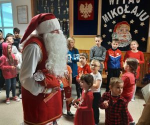 Przedszkolaki recytują wiersze Mikołajowi