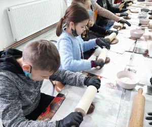 Uczniowie zaczynają wałkować ciasto