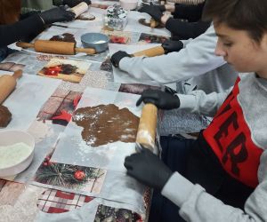 Uczniowie formują ciasto pod pierniczki