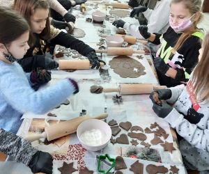 Uczniowie przygotowują pierniczki do pieczenia