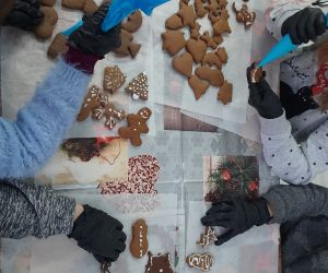 Uczniowie ozdabiają lukrem upieczone pierniki