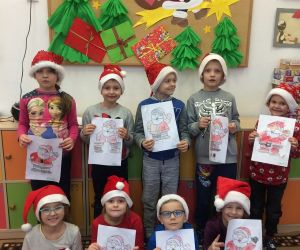 Dzieci prezentują wykonane puzzle