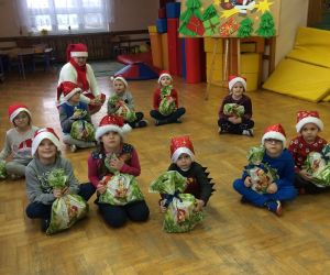 Dzieci trzymają prezenty.