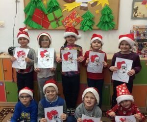 Dzieci prezentują portret Św. Mikołaja.