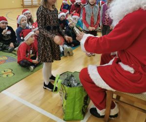  Mikołaj wręcza prezent uczennicy klasy I