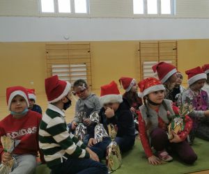  Uczniowie z paczkami od Mikołaja