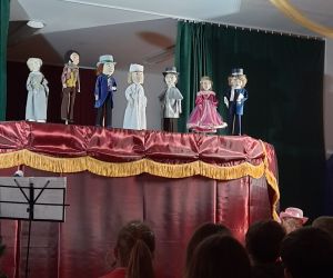 Uczniowie oglądają teatrzyk kukiełkowy