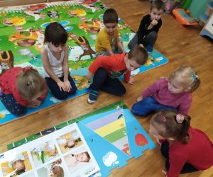 dzieci przyglądają się piramidzie zdrowego żywienia