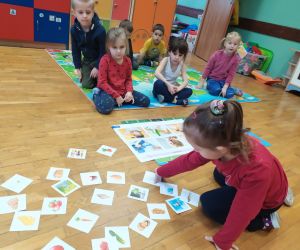 dziewczynka wybiera zdrowe produkty na kartach