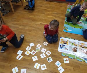 dziewczynka przygląda się chłopcu, który wybrał kartę