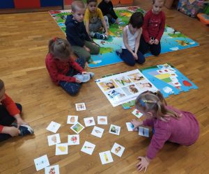 dzieci przyglądają się kartom zdrowych produktów