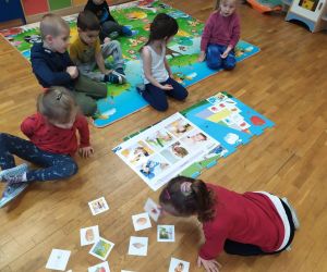 dzieci pracują z kartami pracy