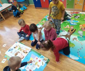 dzieci układają karty zdrowych produktów na piramidę zdrowego żywienia