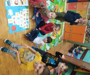 dzieci ułożyły zdrowe produkty na piramidzie żywienia