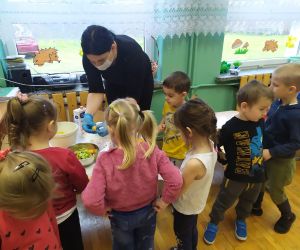 wykonywanie koktajlu owocowego i zdrowej sałatki owocowej