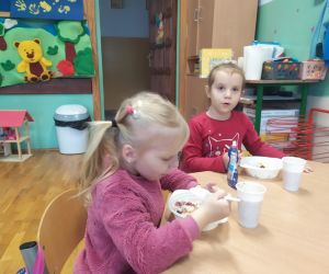 dziewczynka je sałatkę owocową