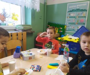 chłopcy zdrowo jedzą