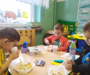 chłopcy zdrowo jedzą