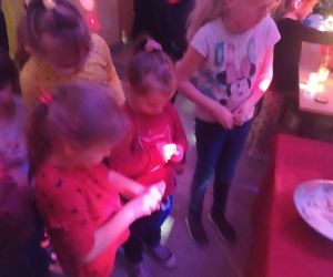 dzieci losują ciasteczka z wróżbą