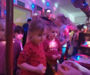 odczytywanie wróżby z ciasteczek