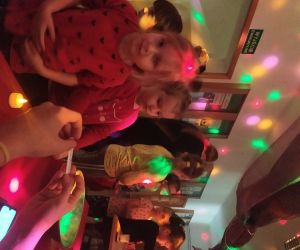 dzieci odczytują wróżbę