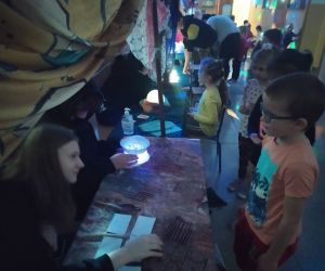 chłopiec prosi o wróżbę