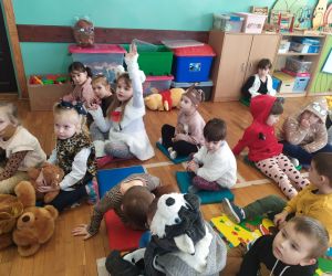 dzieci siedzą na podłodze