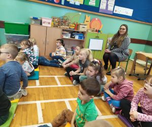 dzieci oglądają teatrzyk