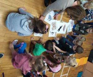 dzieci układają obrazki