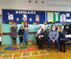 rodzice oglądają występ dzieci