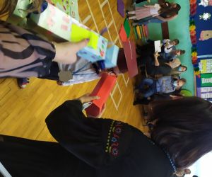 dyrektor pasuje dziecko