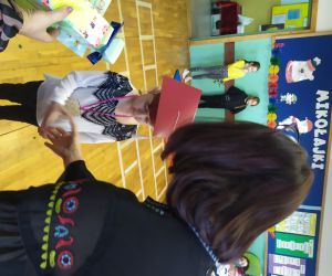 dyrektor gratuluje dziecku