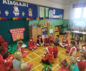 Dzieci grzecznie czekają na wizytę Mikołaja