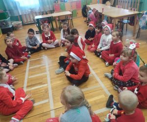 Dzieci siedzą na podłodze w kołeczku