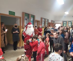 Mikołaj częstuje dzieci cukierkami