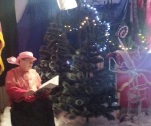 kobieta czyta książkę