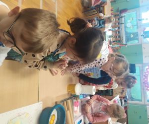 dzieci obserwują co robi nauczyciel