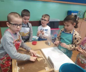 chłopiec wykrawa kształt choinki