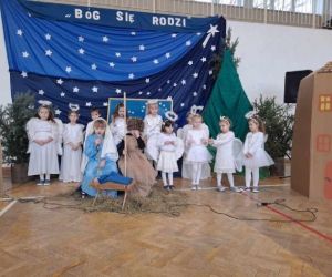 Maryja z Józefem i aniołkami