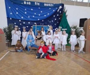 dzieci występujące w jasełkach