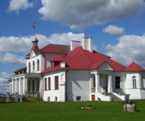 Biały budynek z czerwonym dachem