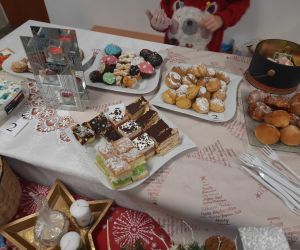 Stół zastawiony ciastami na ozdobnych talerzach