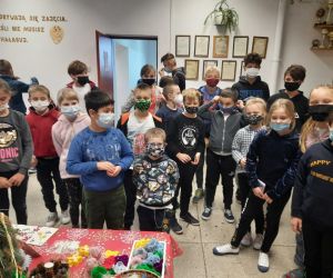 Grupa uczniów wokół stołu z dekoracjami świątecznymi