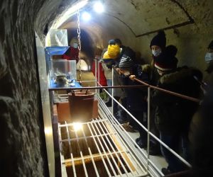 Uczniowie przy ekspozycji w zabytkowej kopalni kredy