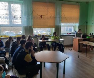 Uczniowie oglądają prezentację na temat hazardu