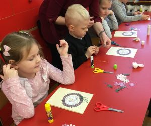 Dzieci wykonują laurki.